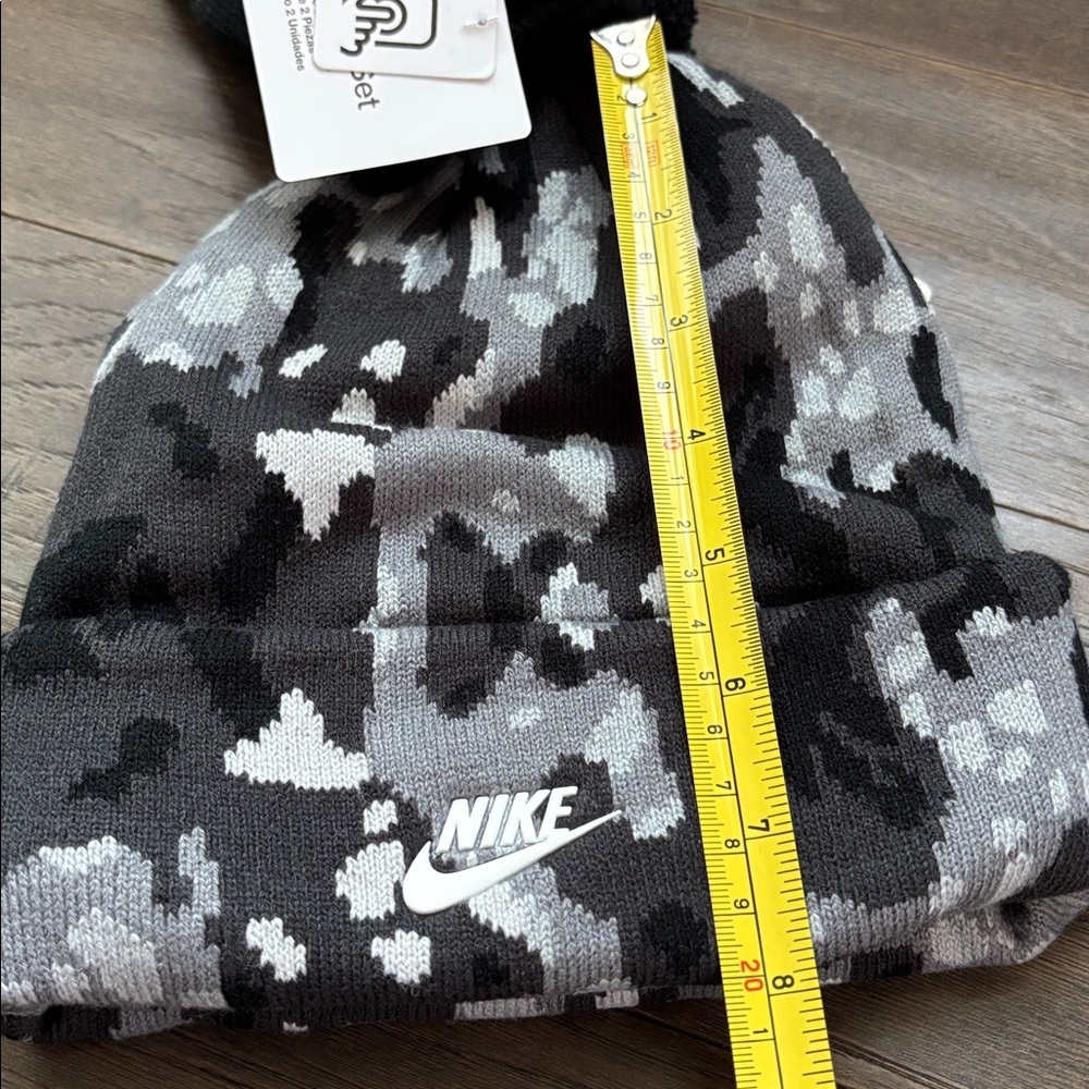 Nike 2 pc. Beanie,touchscreen gloves,knit cuffed,pom pom,tonal logo,warm winter - Picture 8 of 9